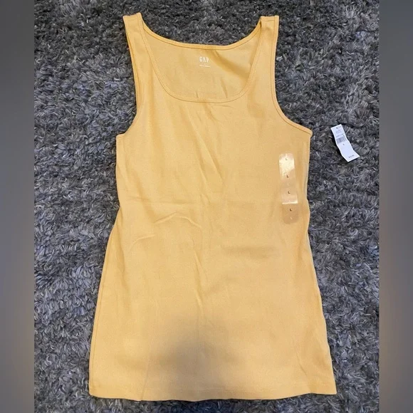 Gap women’s tank and drawstring shorts - Picture 2 of 5
